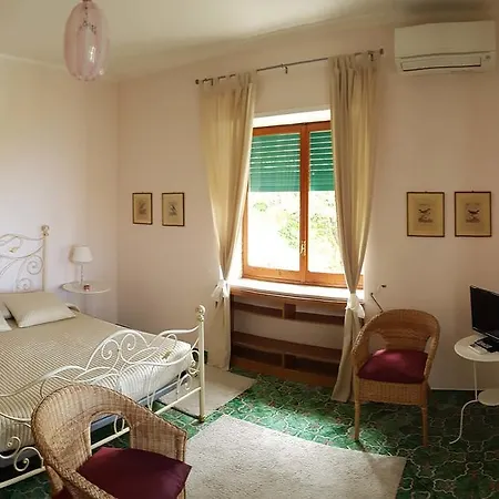 Alojamento de Acomodação e Pequeno-almoço Il Rifugio Capri 3*